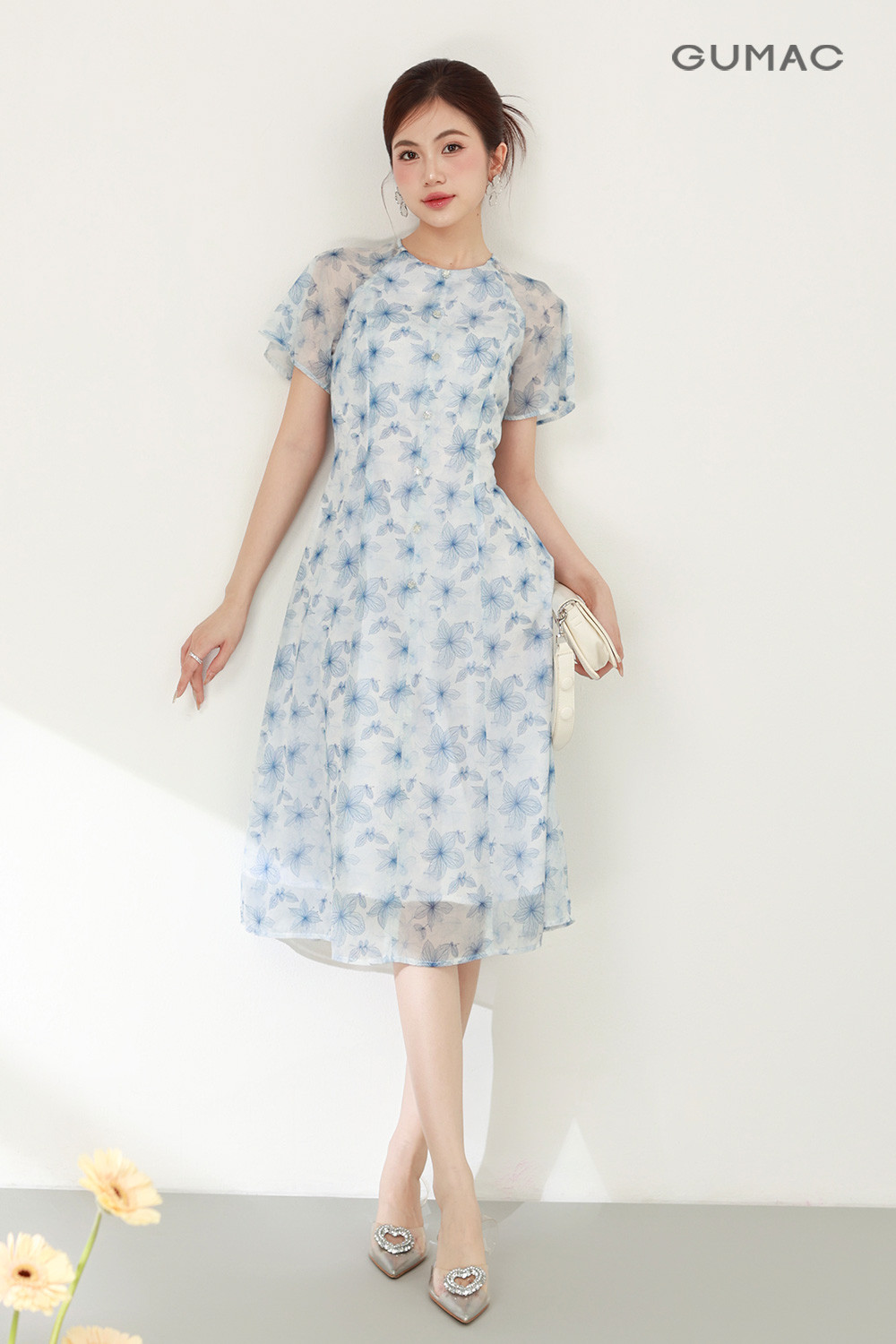 Áo kiểu màu xanh nước biển thanh lịch, dễ phối đồ