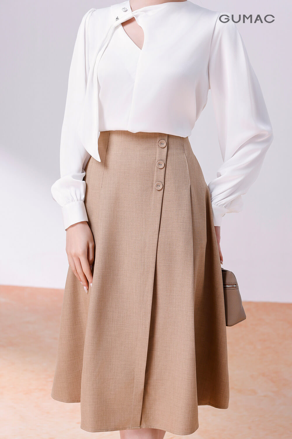 Bộ vest nữ màu nâu đất - màu của sự ổn định và an khang