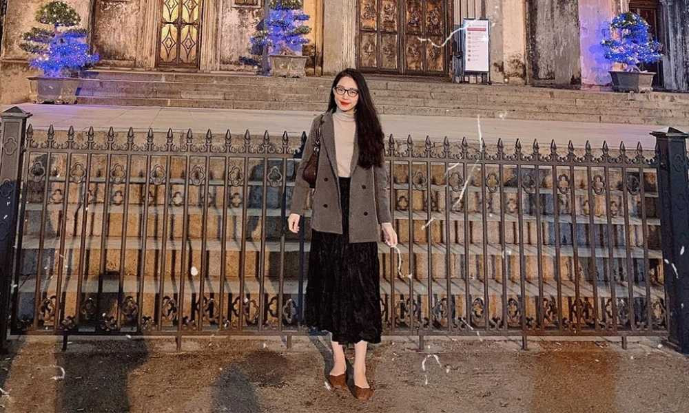 Giới trẻ check-in trước mặt tiền Nhà thờ chính tòa Hà Nội với kiến trúc cổ điển