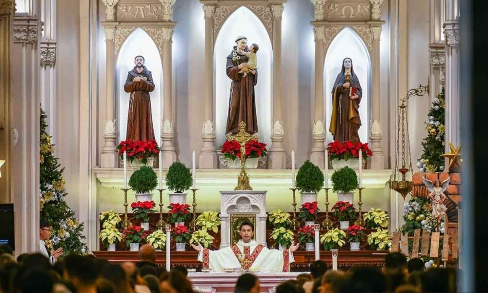 Quang cảnh Nhà thờ Lớn là nơi sinh hoạt và cầu nguyện của cộng đồng giáo dân