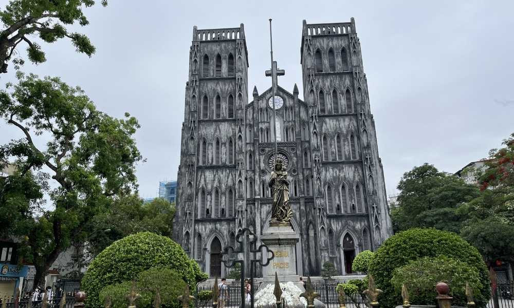 Nhà thờ chính tòa Hà Nội với kiến trúc Gothic nổi bật giữa lòng phố cổ