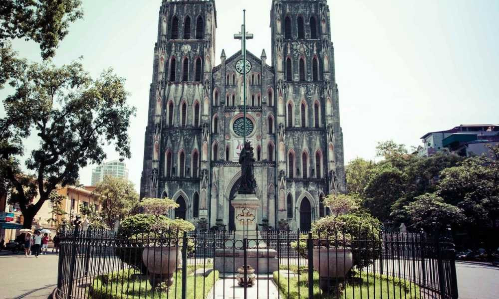 Du khách đứng chiêm ngưỡng và chụp ảnh bên ngoài Nhà thờ Lớn Hà Nội