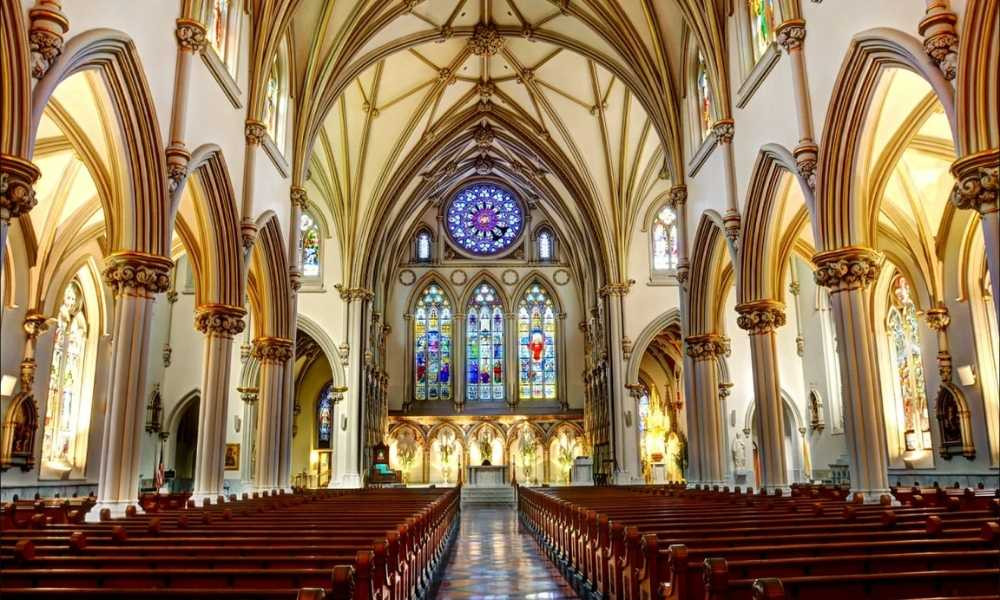 Mái vòm và ô cửa sổ nhọn đặc trưng của kiến trúc Gothic tại Nhà thờ Lớn Hà Nội