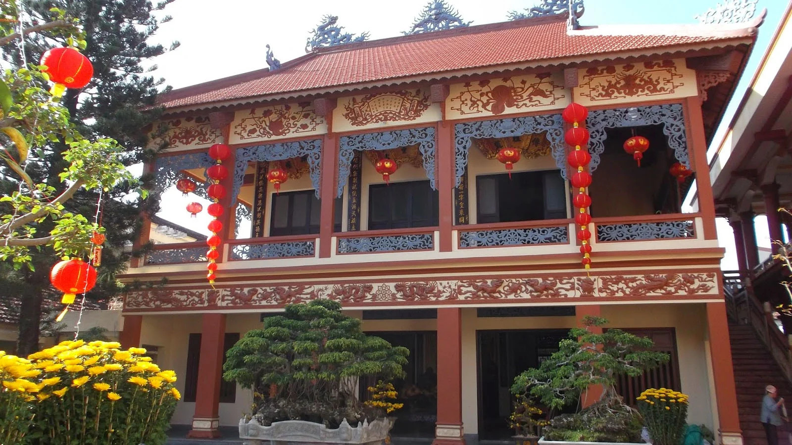 Điện thờ chùa Long Khánh Tự