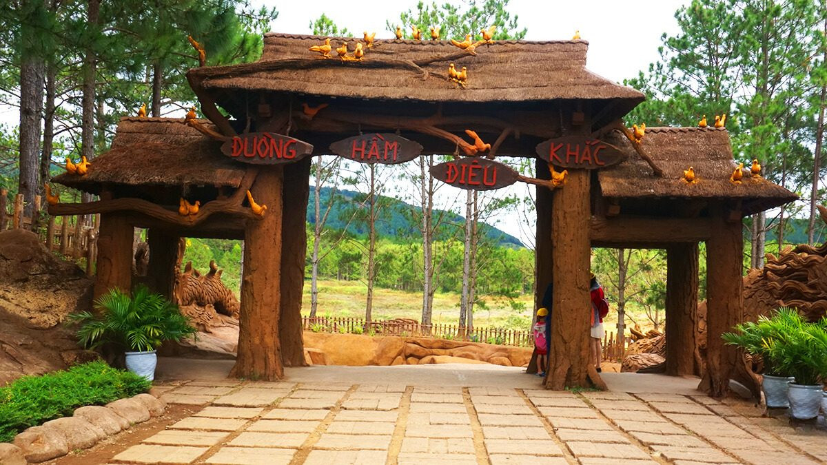 Toàn cảnh một đoạn Đường Hầm Điêu Khắc Đà Lạt với các tác phẩm đất sét