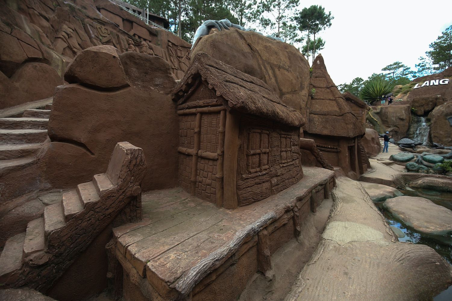 Cảnh quan thiên nhiên hùng vĩ bao quanh khu du lịch Đường Hầm Điêu Khắc