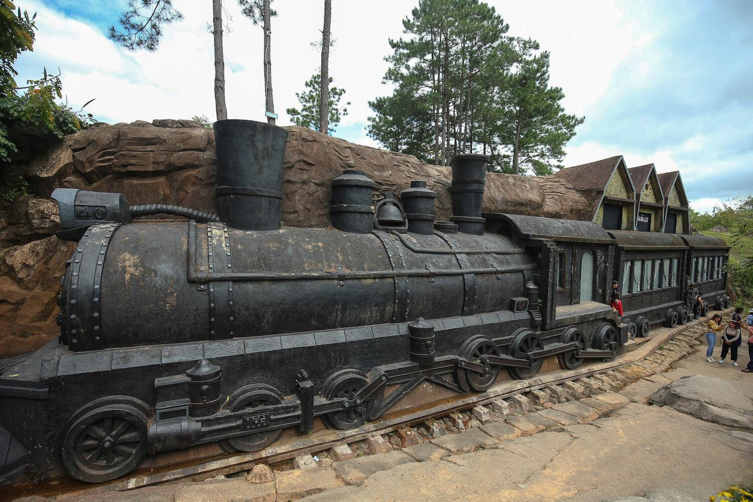 Mô hình điêu khắc Ga Đà Lạt và xe lửa hơi nước cổ