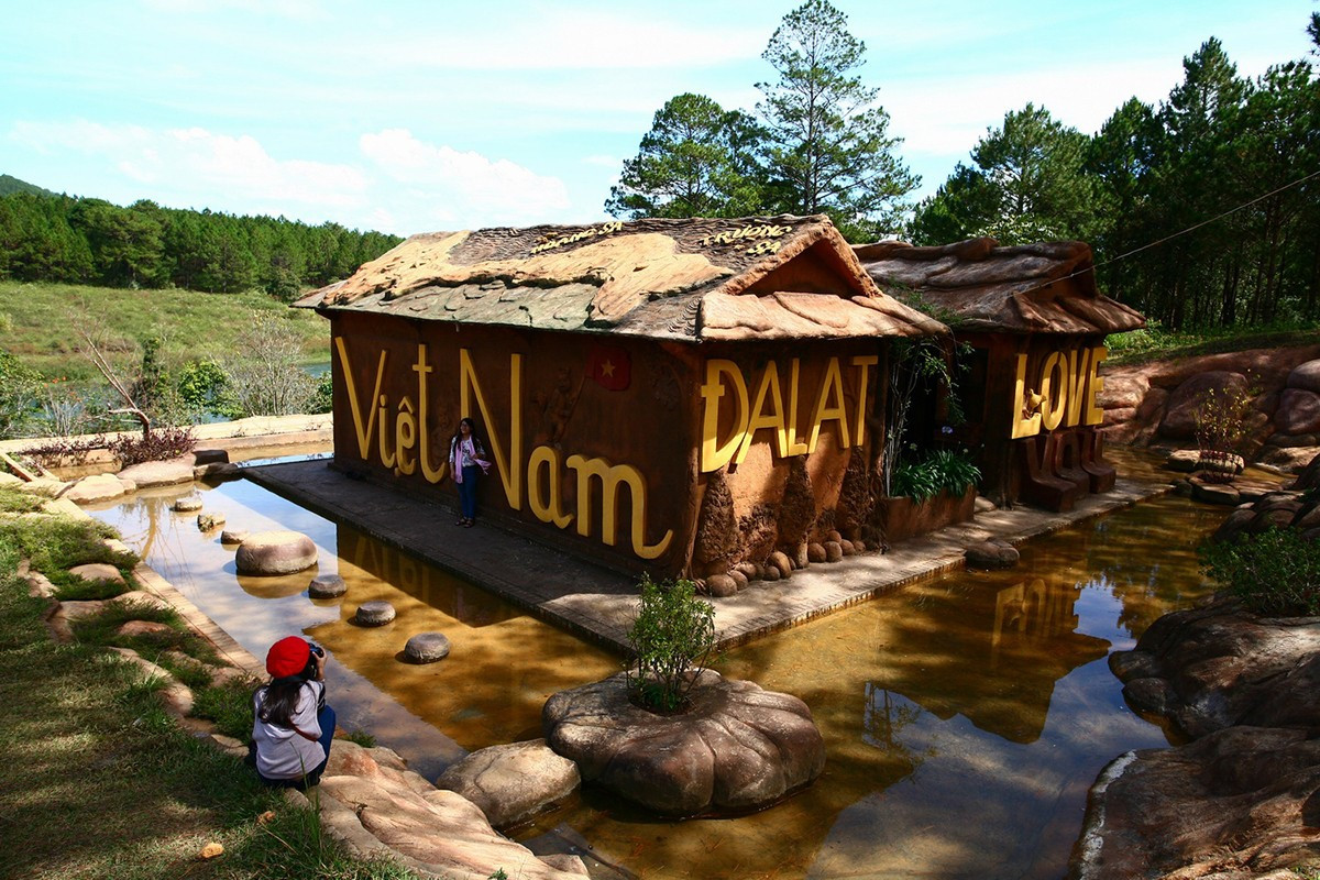 Ngôi nhà đất sét bazan mái đắp nổi bản đồ Việt Nam xác lập kỷ lục