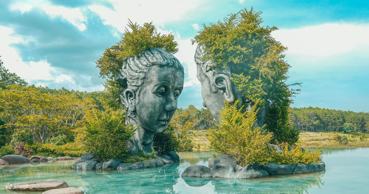 Hồ Vô Cực với hai bức tượng K'Lang và H'Biang nổi bật