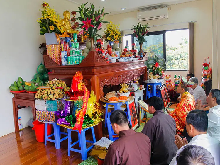 Gia đình chuyển vào nhà mới (nhập trạch)