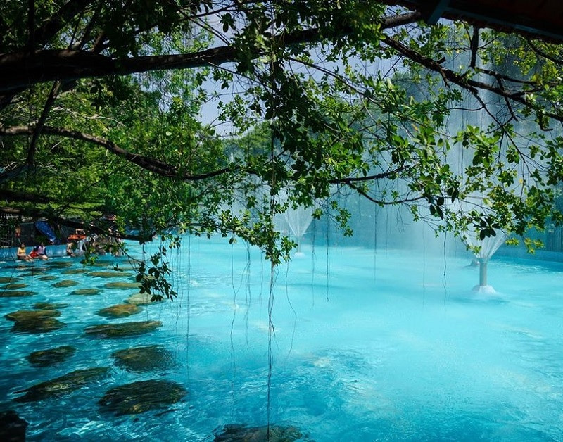 Khoảnh khắc cắm trại vui vẻ bên bạn bè tại KDL Thủy Châu