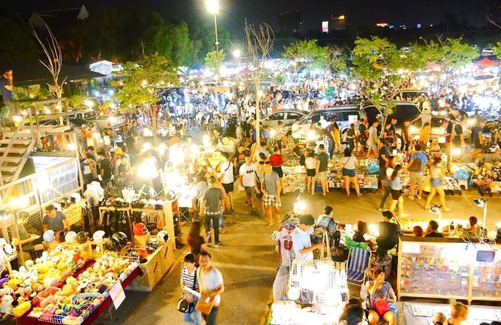 Phố đi bộ và chợ đêm Bạch Đằng rực rỡ ánh đèn