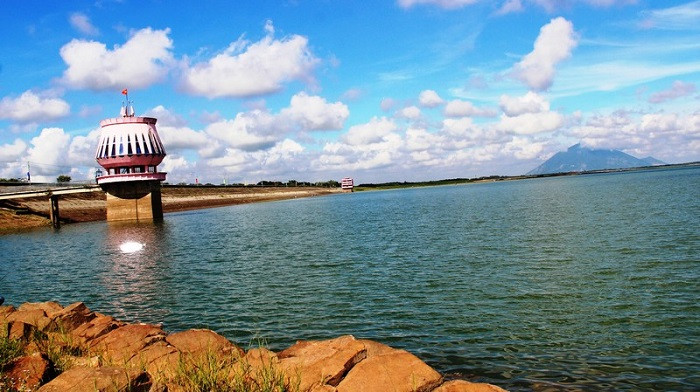 Toàn cảnh Hồ Dầu Tiếng với núi non hùng vĩ