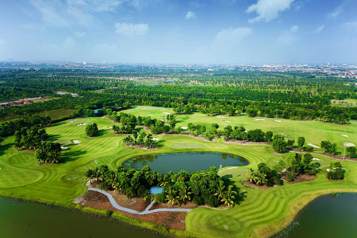 Khung cảnh sân golf Sông Bé với không gian xanh rộng lớn