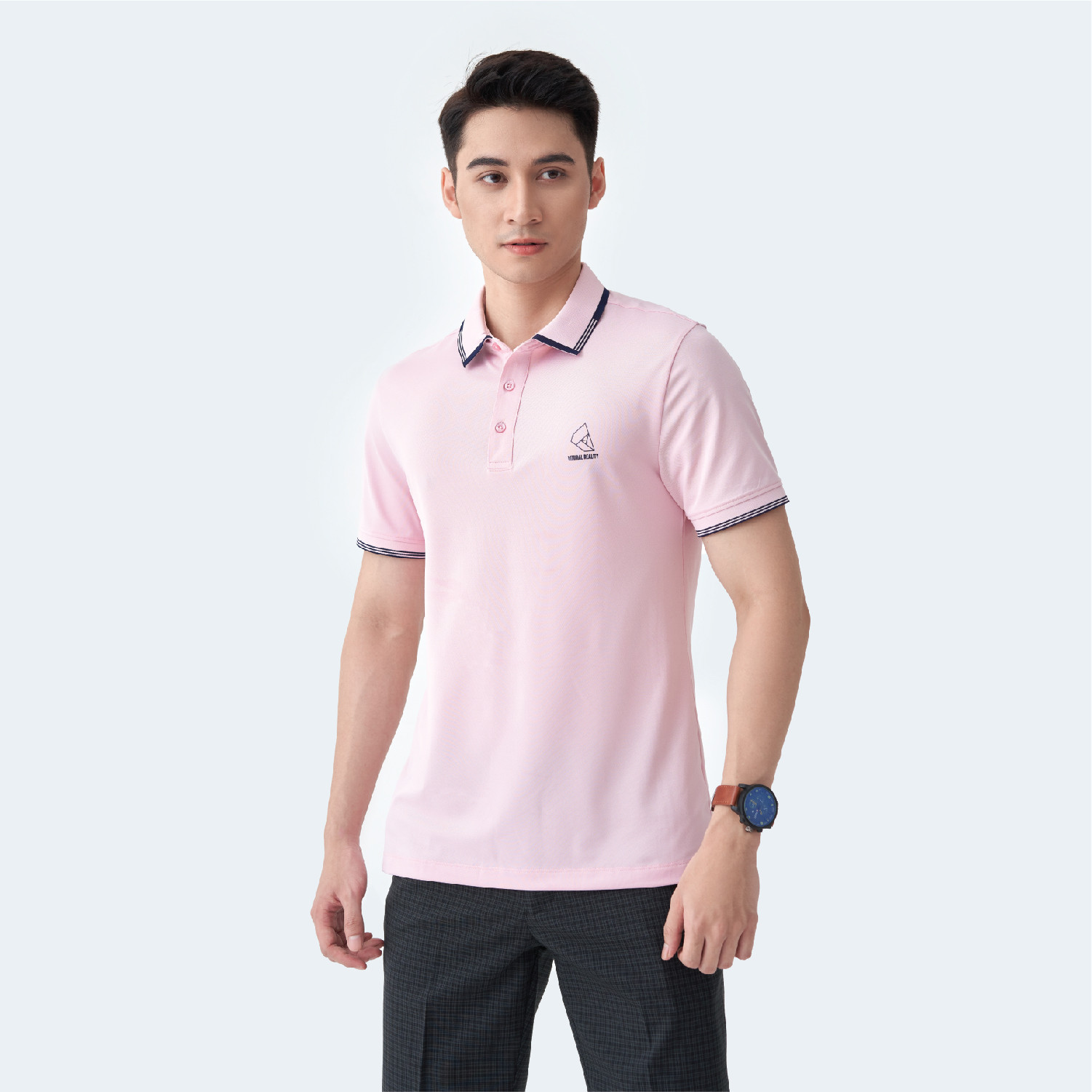 Kết hợp giữa áo polo màu hồng và quần âu nhã nhặn