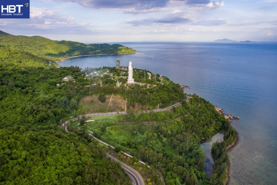 Khung cảnh thiên nhiên tại chùa Linh Ứng Sơn Trà