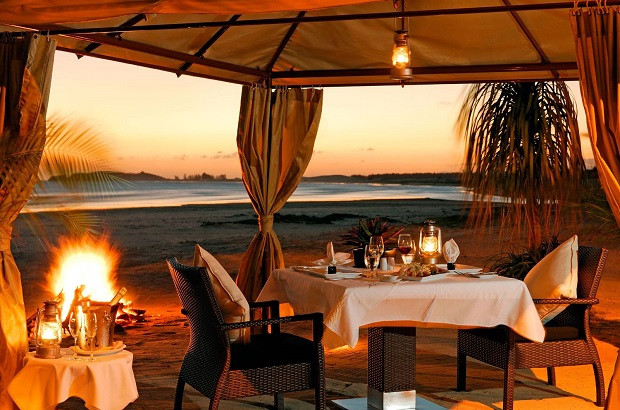 Bữa tối lãng mạn với hải sản tươi ngon bên bờ biển tại Princess d’An Nam Resort & Spa