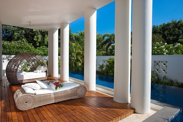 Khu vực tắm nắng và hồ bơi ngoài trời với kiến trúc ấn tượng của Princess d’An Nam Resort & Spa