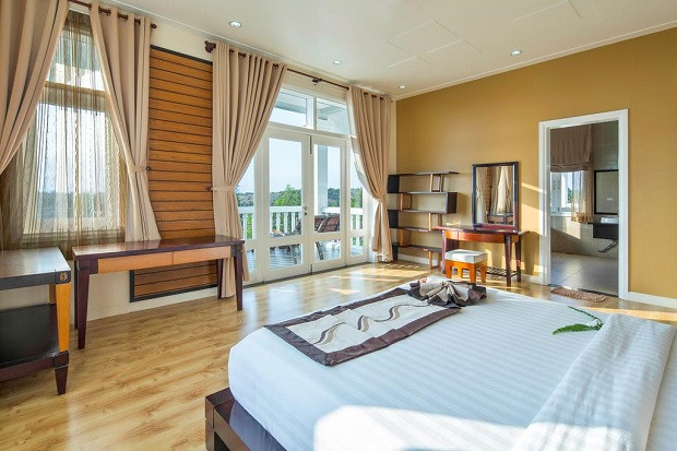 Nội thất phòng khách và bếp tiện nghi trong một căn Sea Links Villa
