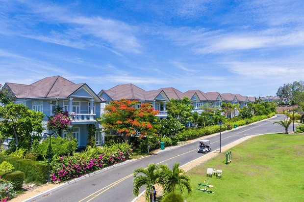 Không gian sân vườn được thiết kế như một ngôi làng Châu Âu tại Sea Links Villa Resort & Golf