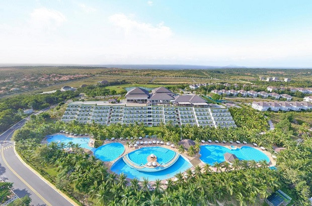 Khung cảnh tổ hợp nghỉ dưỡng Sea Links City rộng lớn với hồ bơi và khách sạn Sea Links Beach