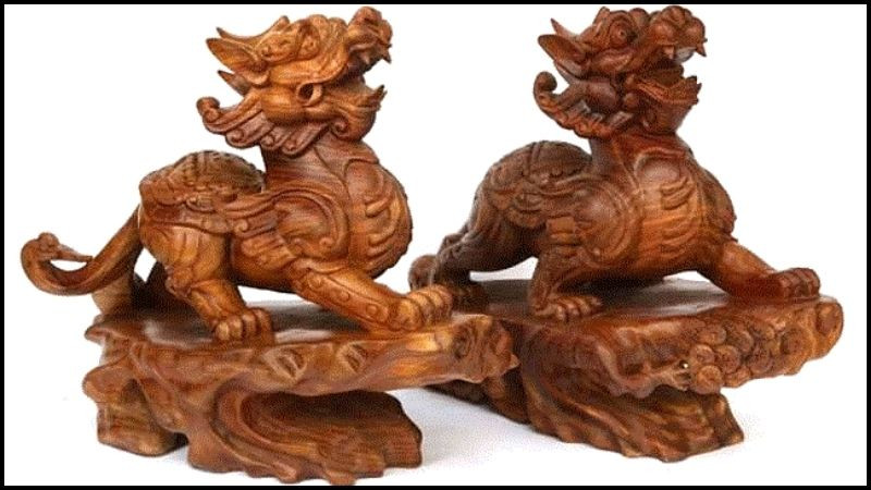 Một số vật phẩm phong thủy tiêu biểu cho người mệnh Kiếm Phong Kim như Tỳ Hưu, quả cầu đá và tượng Khỉ