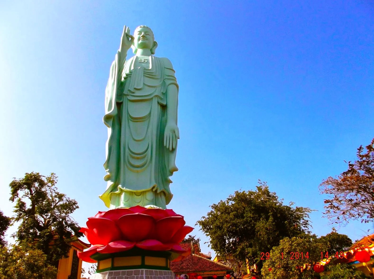 Tượng Phật đứng trên hoa sen chùa Long Khánh