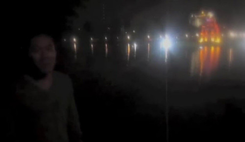 Nam thanh niên Lê Hoàng Nam sau khi bơi vào bên trong Tháp Rùa Hồ Gươm