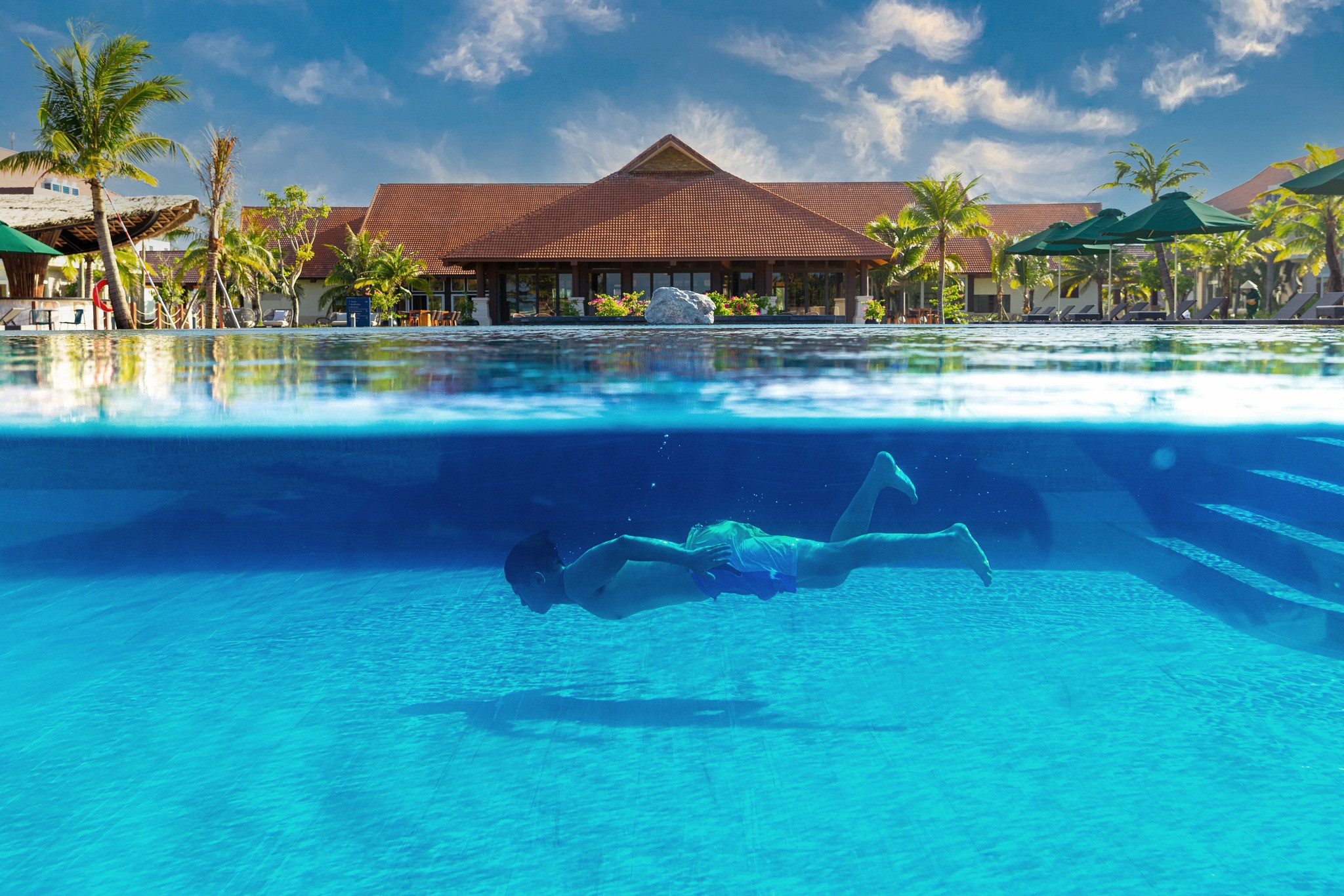 Một góc bể bơi ngoài trời nhìn ra biển của ROBINSON NAM HOI AN