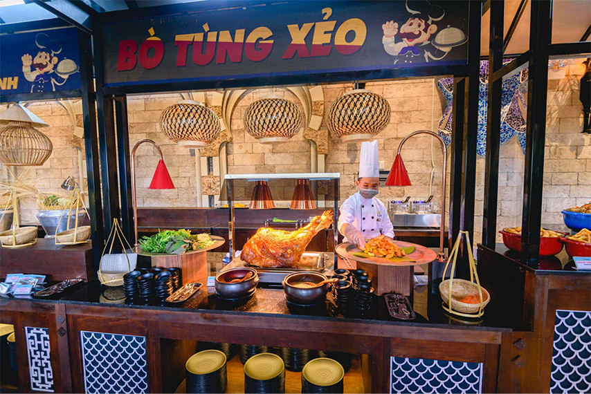 Tảng đùi bò tơ hấp dẫn tại quầy carving nhà hàng Vân Sơn