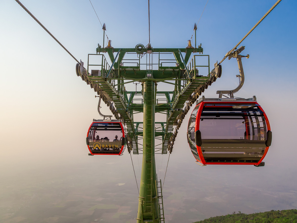 Thay vì hành trình khó khăn như trước đây, du khách từ người già đến trẻ nhỏ đều có thể di chuyển nhanh chóng và nhẹ nhàng bằng cáp treo khi đến thăm núi Bà Đen