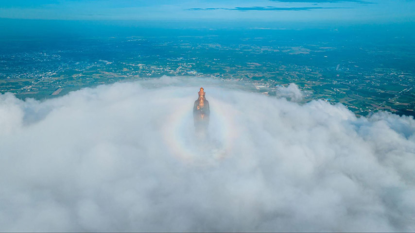 Mây mù trắng xóa đưa du khách lạc vào chốn bồng lai tiên cảnh giữa nhân gian