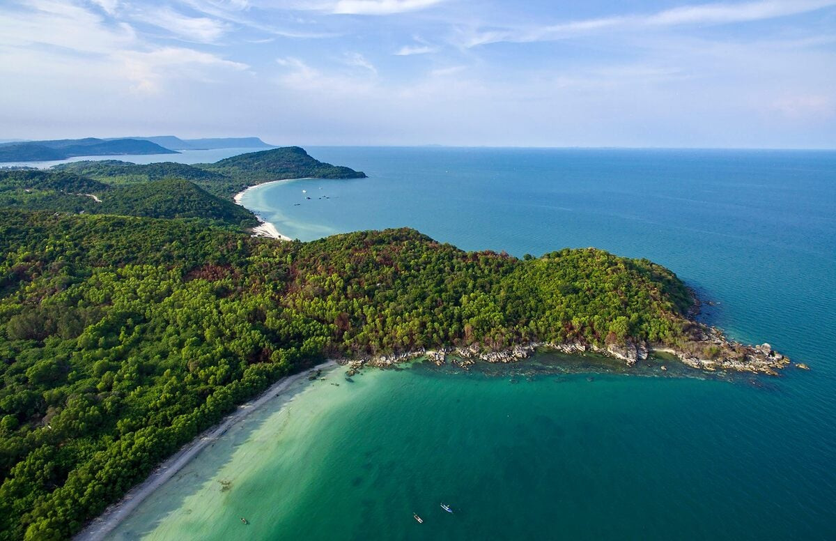 Cảnh sát đang kiểm tra hiện trường nơi nạn nhân được tìm thấy