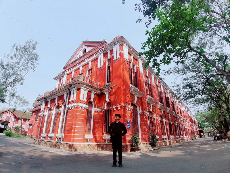 Check in tại ngôi trường đỏ rực ngay giữa thành phố