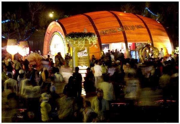 Cảnh đêm lãng mạn tại một sự kiện Đêm Rượu Vang Đà Lạt