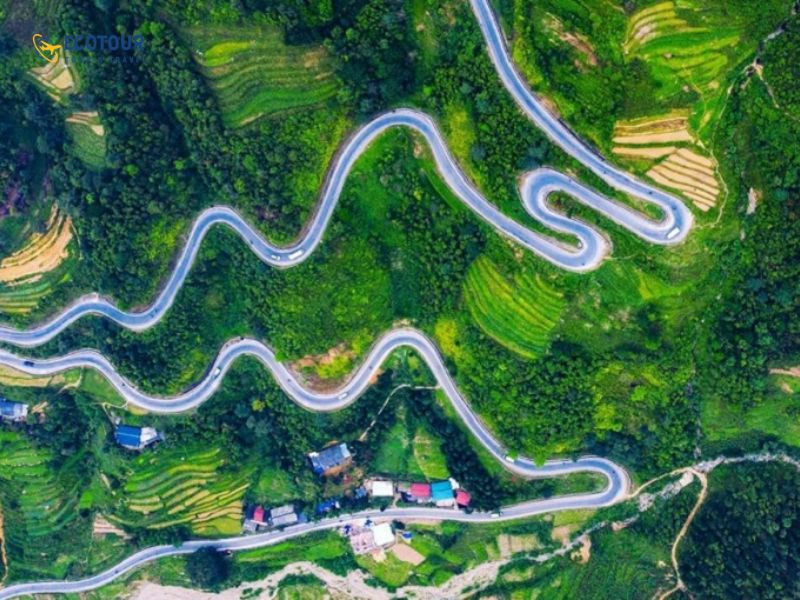 Dòng sông Nho Quế xanh ngọc chảy qua hẻm núi Tu Sản