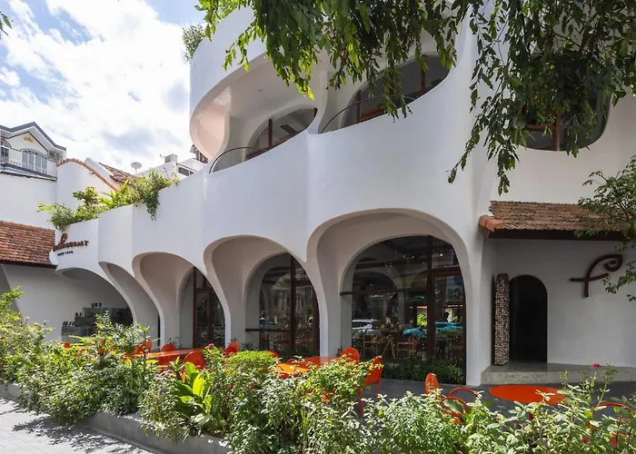 Hồ bơi bán ngoài trời của Green World Hotel Nha Trang với tầm nhìn thoáng đãng