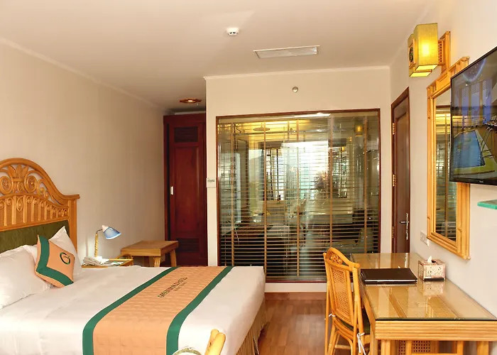 Khu vực nhà hàng và quầy bar sang trọng của Green World Hotel Nha Trang với ánh sáng ấm cúng