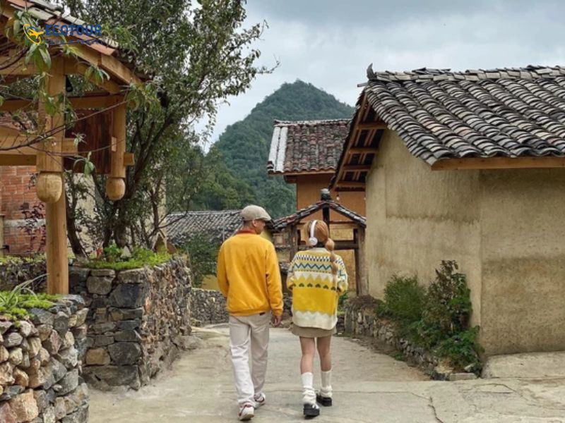 Du khách chụp ảnh tại một điểm dừng chân trên cao nguyên đá Hà Giang