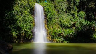 Dòng nước chảy từ trên cao xuống trắng xóa