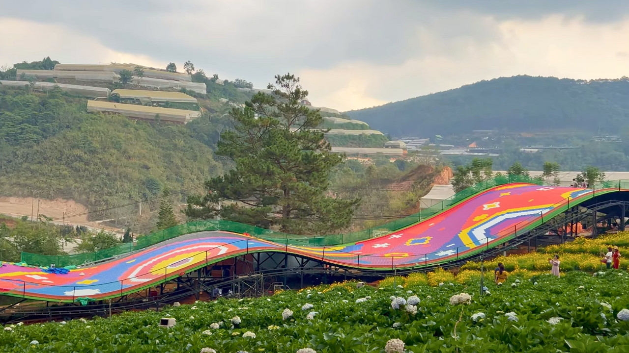 Du khách đang chơi máng trượt phao khô tại khu giải trí Puppy Farm