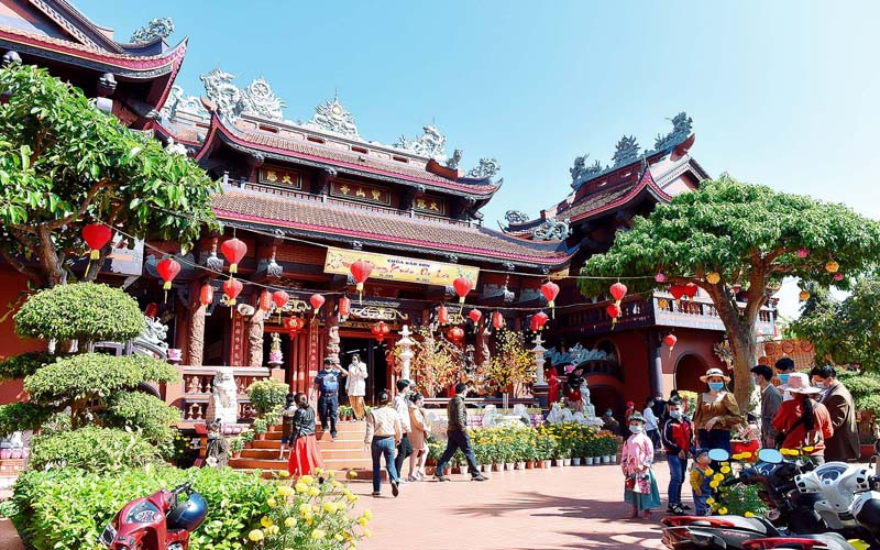 Bàn thờ cúng với hoa quả và đèn nến, tượng trưng cho phong thủy đầu năm