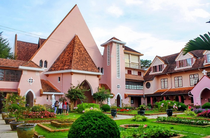 Kiến trúc Nhà thờ Domaine de Marie với mái ngói đỏ và màu hồng đặc trưng