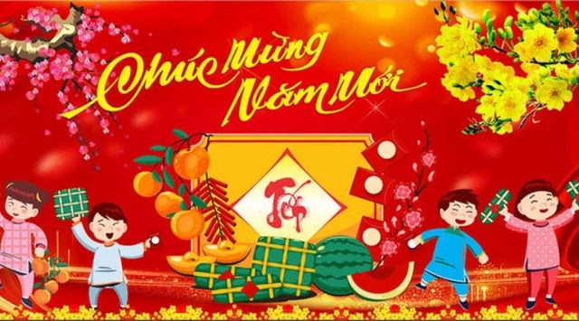 Cặp đôi nắm tay nhau đi dạo trong không khí Tết