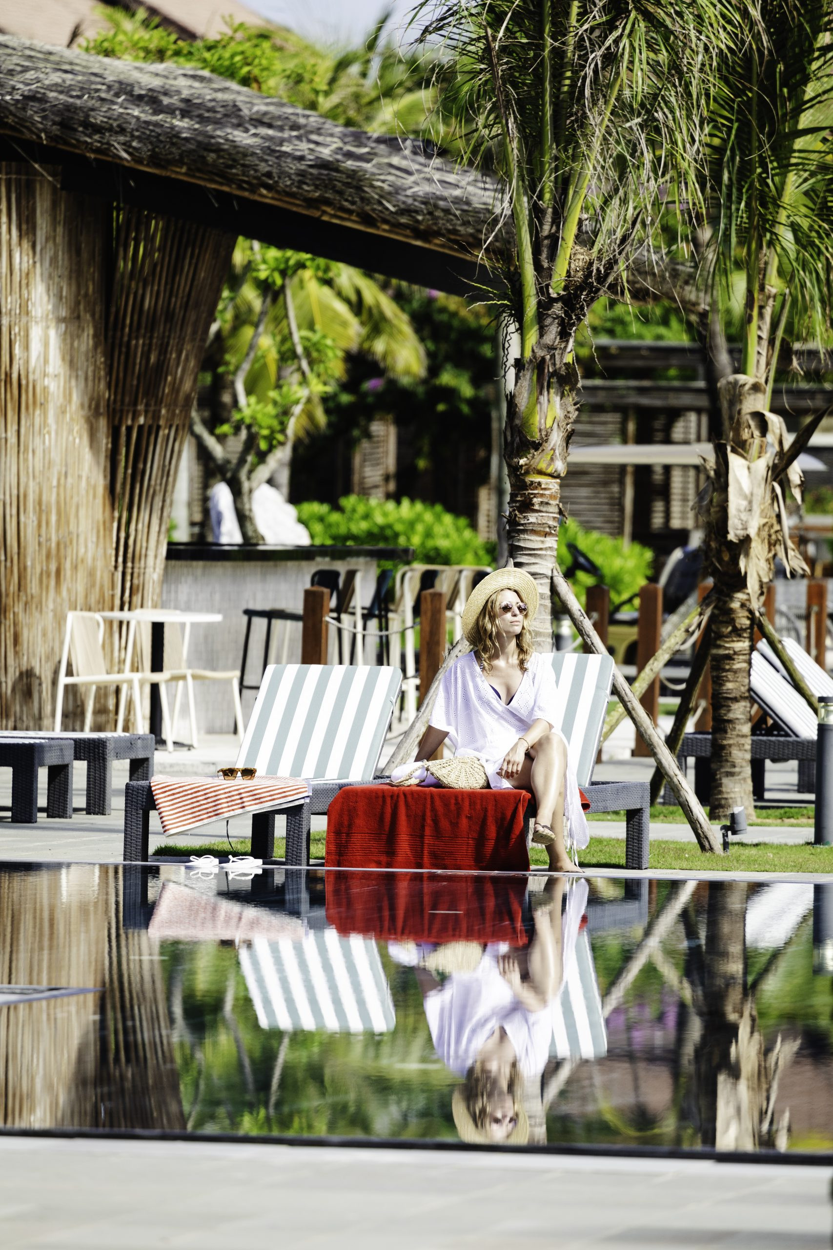 Không gian quầy bar cạnh hồ bơi được thiết kế lại tại ROBINSON NAM HOI AN