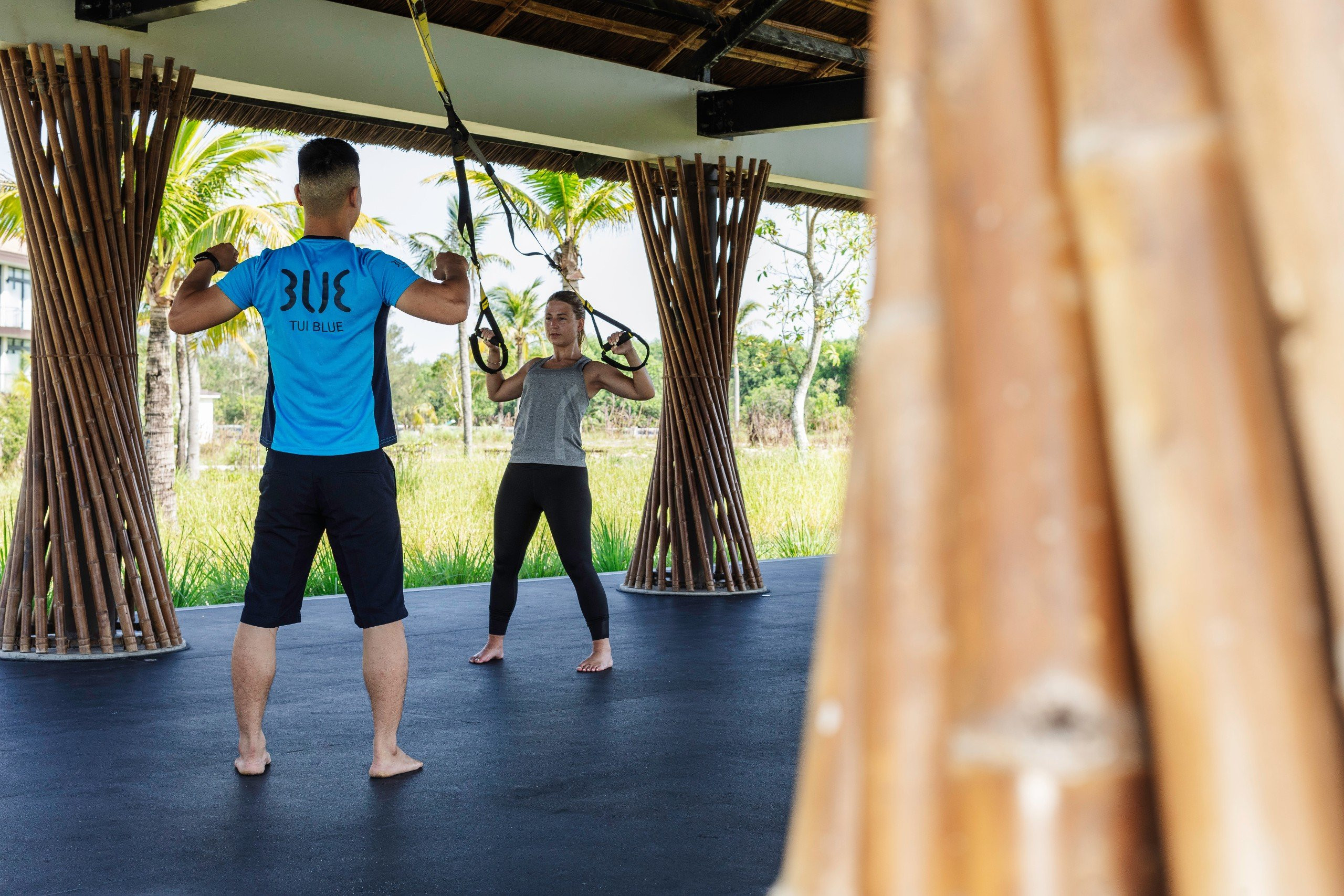 Góc nhìn từ trên cao khu vực hồ bơi chính và biển của ROBINSON NAM HOI AN