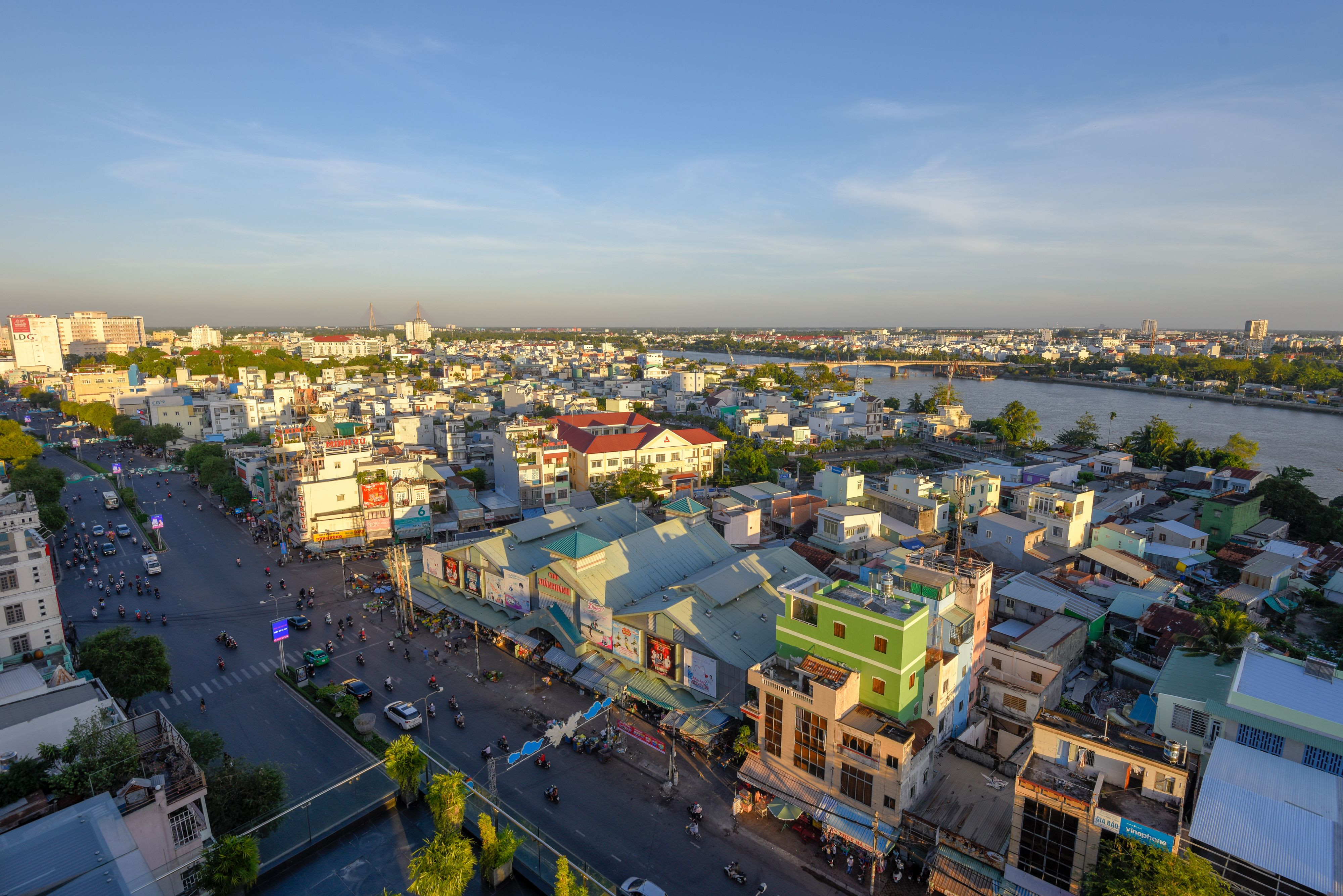 Toàn cảnh thành phố Cần Thơ nhìn từ trên cao, với các tòa nhà hiện đại và sông nước
