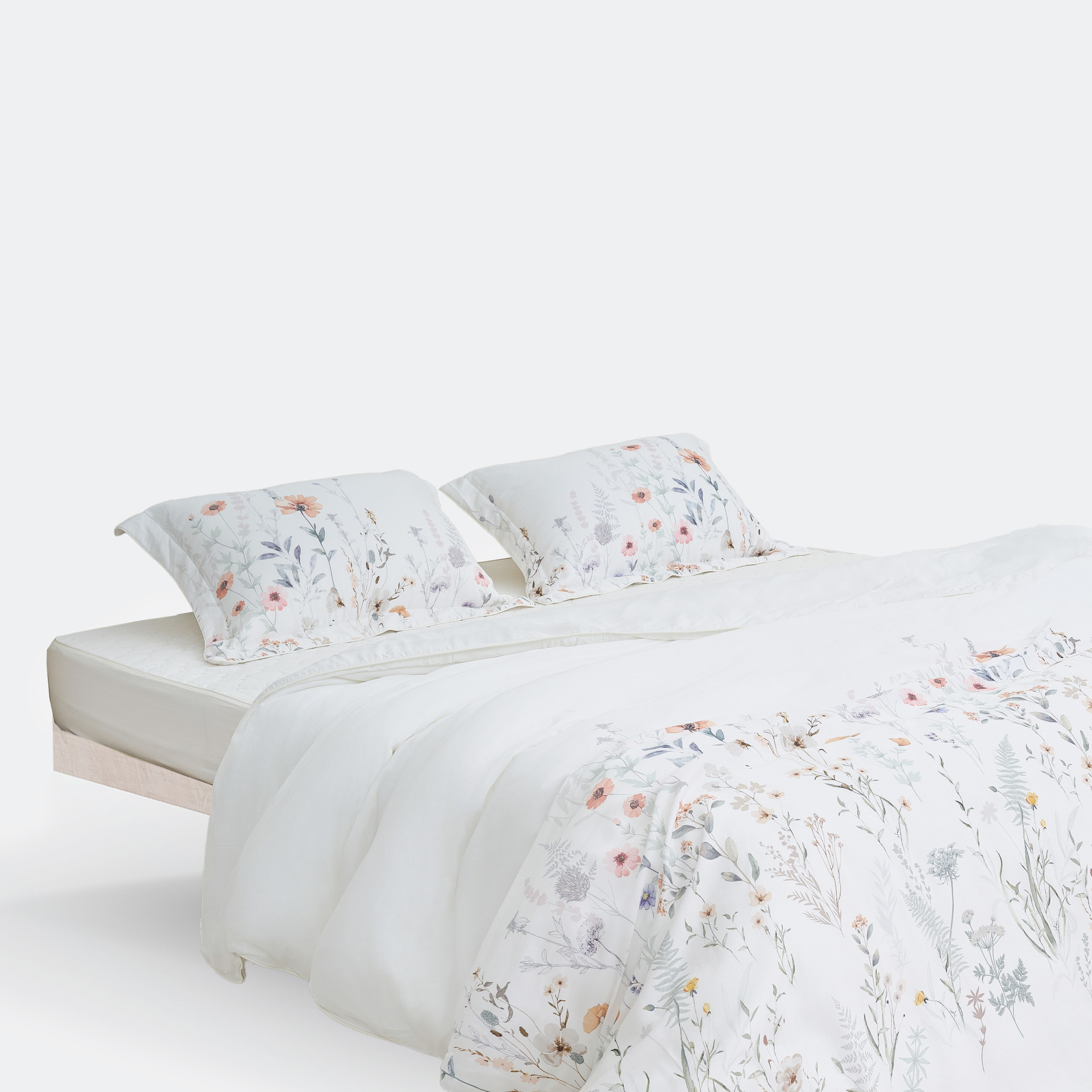 Bộ chăn ga EPT25018 màu trắng với họa tiết hoa lá tinh tế