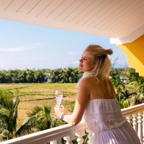 Góc thư giãn với khu vườn nhiệt đới tươi tốt tại La Siesta Hoi An