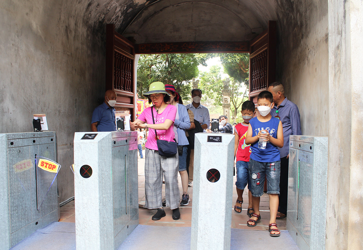 Khung cảnh yên bình với mái đình cổ kính và cây cối xanh tươi tại Văn Miếu Quốc Tử Giám